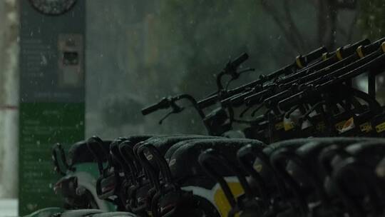 鹅毛大雪落在共享单车上视频素材模板下载