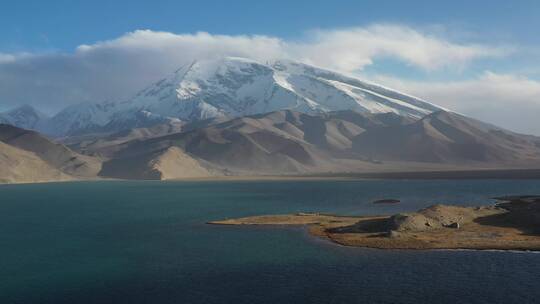 新疆喀拉库勒湖慕士塔格峰雪山风光