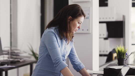 女性企业家在笔记本电脑上工作以计划报告视频素材模板下载