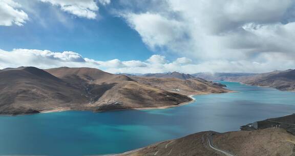 航拍西藏山南圣湖羊卓雍错冬季蔚蓝
