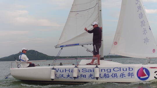 武汉东湖地拍帆船航行人