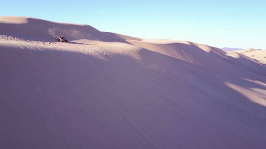 沙丘车和全地形车穿越沙丘