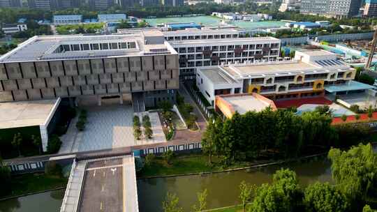 绿树环绕的现代化学校建筑鸟瞰全景