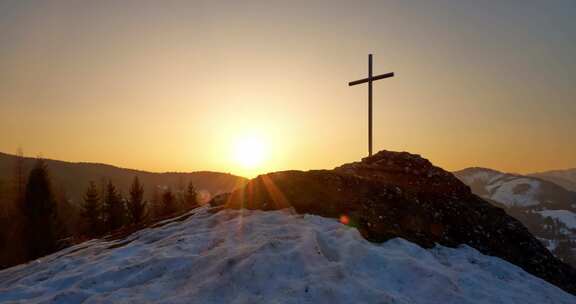 雪岩上的基督教十字架