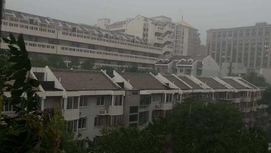 北京天空下雨