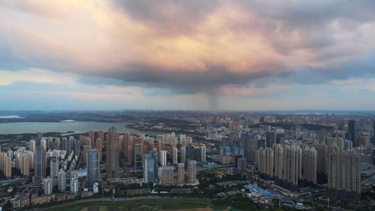 航拍城市天空气象暴雨前乌云压城4k素材