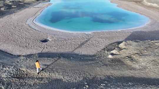 青海海西大柴旦翡翠湖沙地水面航拍视频