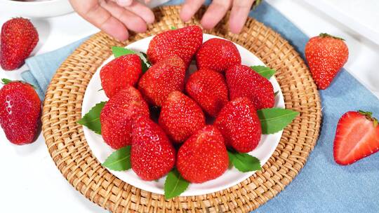 新鲜草莓摆盘