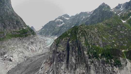 空中冰川周围的群山