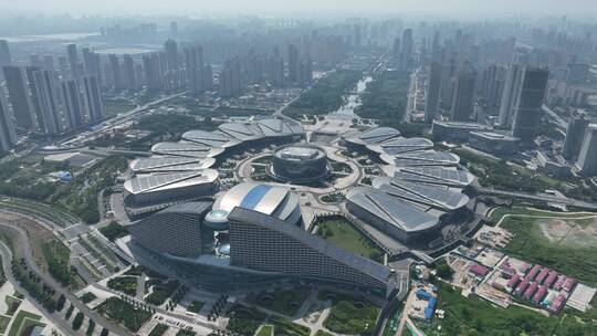 武汉国际博览中心，略俯环绕镜头