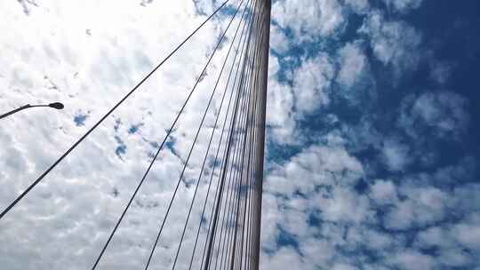 美女骑自行车公路跨海大桥蓝天白云