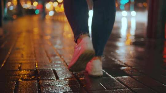 女人在雨后的道路上行走