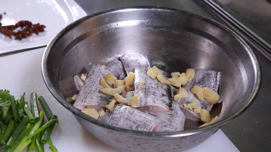 葱姜香料腌制带鱼去腥 (4)