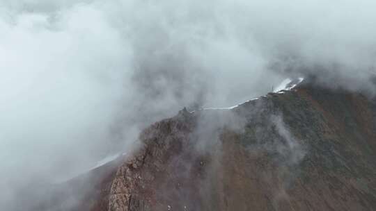 中国西藏山南无人机航拍高山云雾缭绕风景