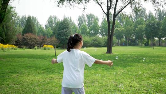 夏季在公园草坪上奔跑的东方女孩视频素材模板下载