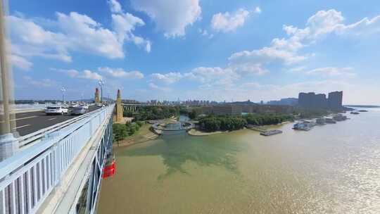 在南京长江大桥上俯视圆环景观桥