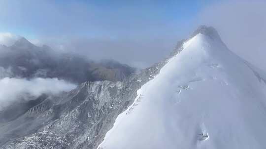 航拍攀登横断山脉乌库楚雪山山脊上的登山者