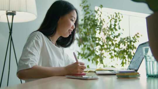 一个女人在笔记本电脑屏幕上贴纸条