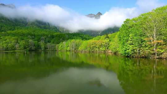 山河山间云雾缭绕湖泊仙境