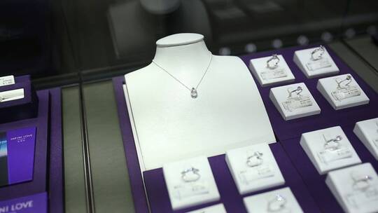 济南银座商城商品展示，服装珠宝美妆产品