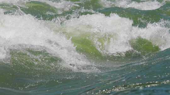 绿水青山间的灵动乐章：碧水湍急水流升格