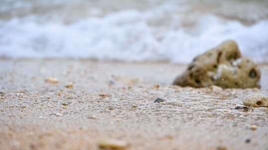 大海海浪浪花冲刷沙滩升格特写