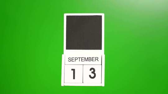 09.绿色背景上日期为9月13日的日历。