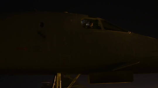 夜晚轰炸机在跑道滑行视频素材模板下载