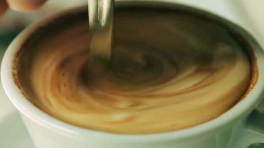 用勺子搅拌咖啡特写