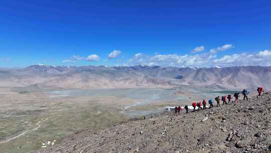 航拍攀登新疆慕士塔格峰雪山的登山队