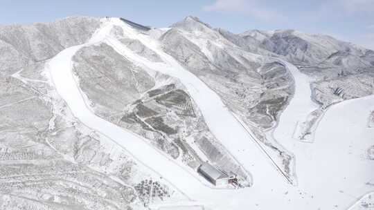 航拍内蒙古呼和浩特马鬃山滑雪场冬季雪景