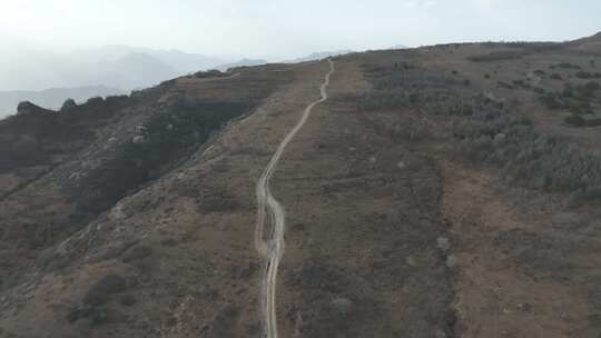 北方的荒山 一条路伸向远方