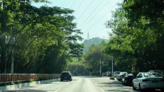 开车行驶在深圳道路车流交通城市车窗外风景