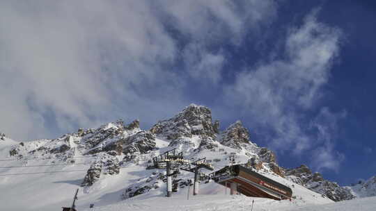 天空下的滑雪场