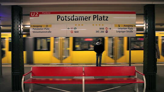 乘客乘坐柏林地铁