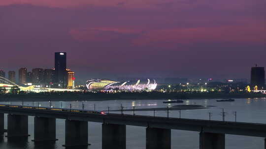 高铁驶过城市跨江大桥夜景跟拍