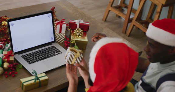 戴着圣诞帽的不同夫妇进行圣诞笔记本电脑视频通话的视频，屏幕上有复制空间