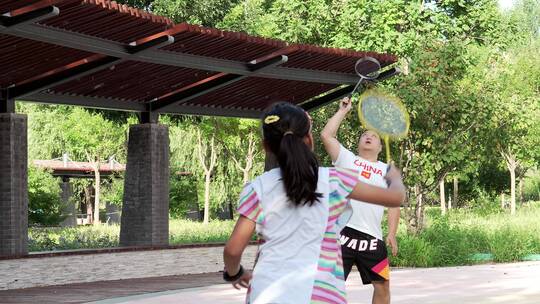 4K升格实拍在公园玩羽毛球的父女视频素材模板下载