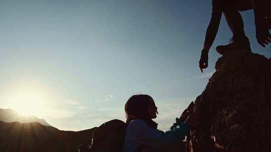 有爱心的男人帮助女人徒步旅行