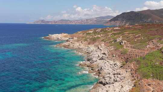 白石山的鸟瞰图，干旱的植被沙滩波浪压在沙滩上