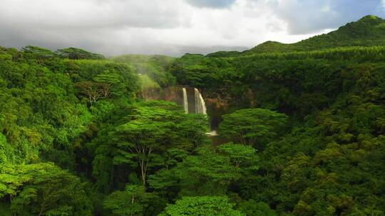 夏威夷森林瀑布景观航拍
