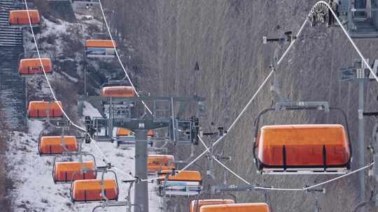 滑雪场橙色缆车索道景象吉林松花湖滑雪场