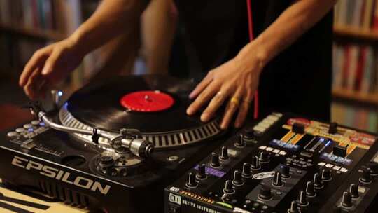 DJ操作唱片机特写
