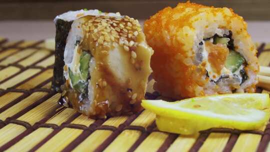 旋转着的美味的寿司