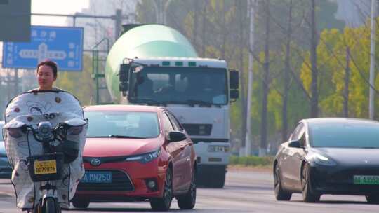 城市马路汽车车辆行驶车流斑马线人行道行人