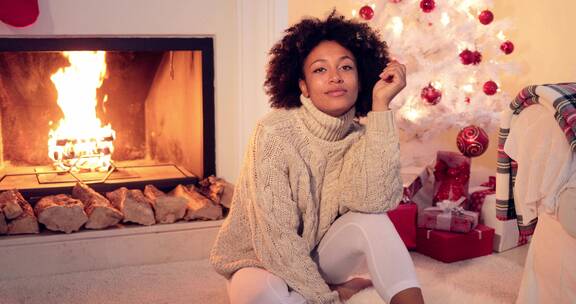 壁炉旁的女人和白色圣诞树