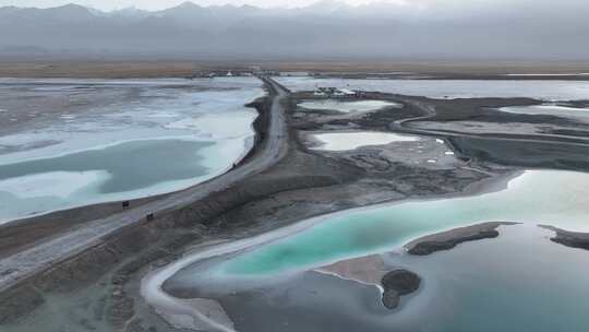 青海海西大柴旦翡翠湖湖水小路航拍视频