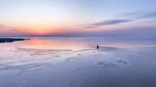 航拍高邮湖结冰夕阳