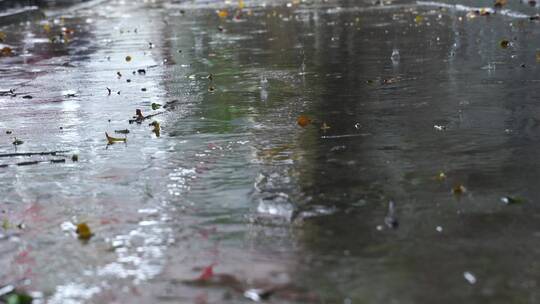 下雨天路面雨水雨滴地面