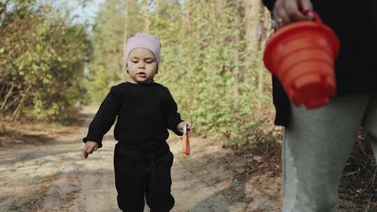 一个年幼的孩子和父母一起在户外探险中快乐